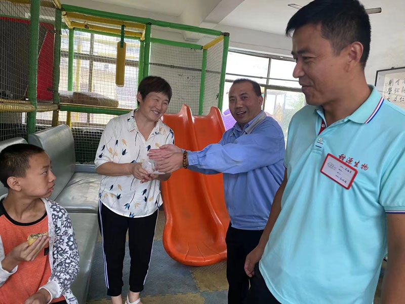 中秋將至公司領導走進特殊教育學校及困難家庭，給他們帶去了生活用品及中秋月餅