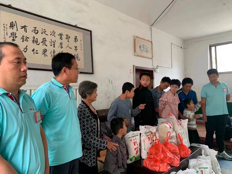 在中秋國慶來臨之際，我公司各部門領導一行走訪困難家庭及特殊兒童學校，送溫暖。