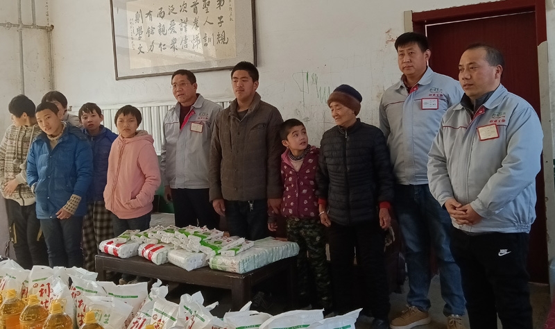 春節臨近公司領導前往特殊兒童教育學校探望在這里生活學習的孩子們，為他們帶去了米面油等生活必需品。